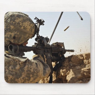 Soldat engagiert sich feindliche Kräfte Mousepad