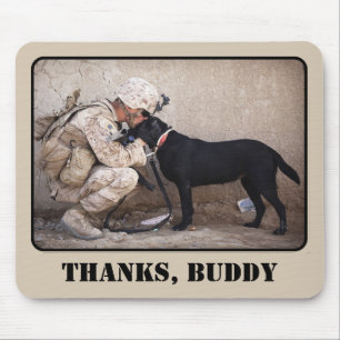 Soldat in Fatigues mit seinem Militärhund Mousepad