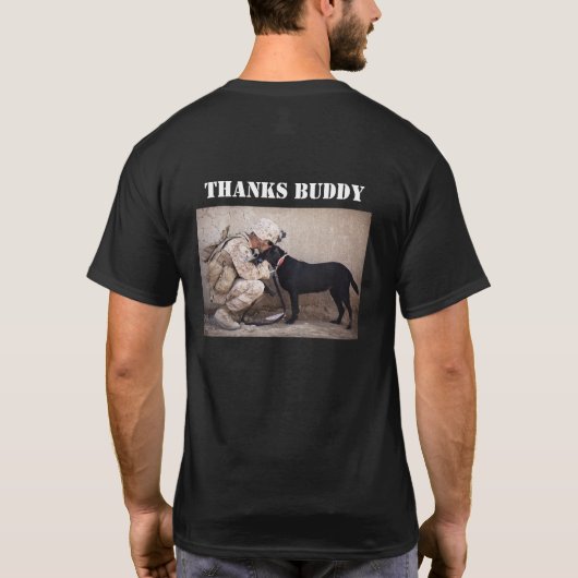 Soldat in Fatigues mit seinem Militärhund T-Shirt (Rückseite)