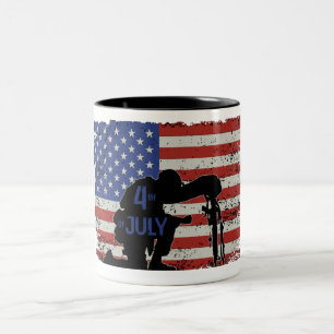 Soldat knetet Silhouette und amerikanische Flagge Zweifarbige Tasse