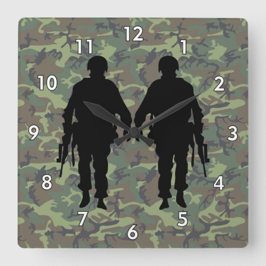 Soldat/Krieger-Silhouette mit Camouflage Quadratische Wanduhr (Vorderseite)