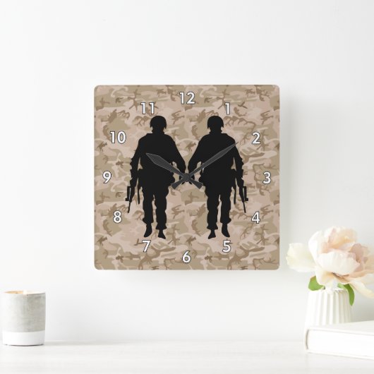 Soldat/Krieger-Silhouette mit Camouflage Quadratische Wanduhr (Zuhause)