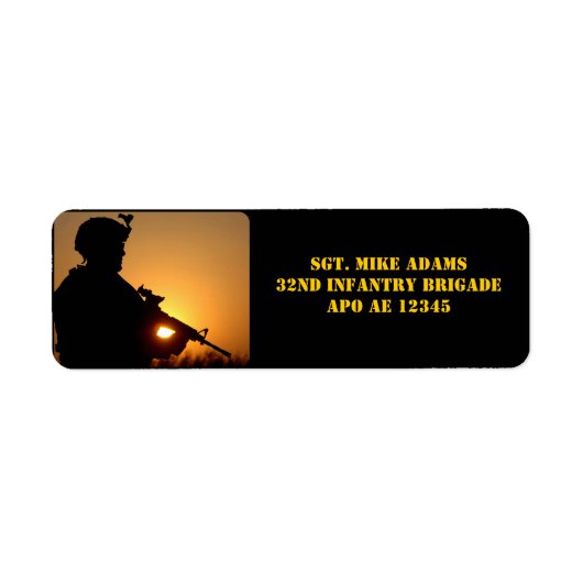 Soldat mit Gewehr bei Sonnenuntergang (Vorne)