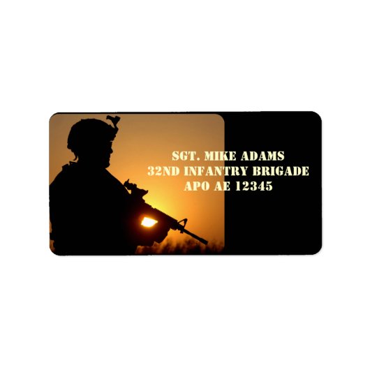 Soldat mit Gewehr bei Sonnenuntergang Adressaufkleber (Vorne)