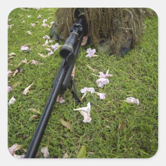 Soldat praktiziert Scharfmachertaktik Quadratischer Aufkleber (Vorderseite)