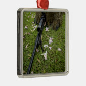 Soldat praktiziert Scharfmachertaktik Silbernes Ornament (Rechts)