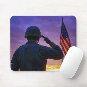 Soldat salutiert die amerikanische Flagge bei Tage Mousepad