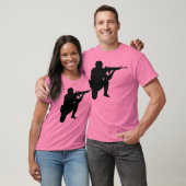 Soldat. Schwarzes. RIGHT-Facing. T-Shirt (Unisex)