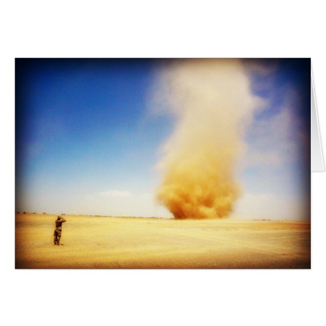 Soldat sieht Sandsturmkarte an (Vorderseite (Horizontal))