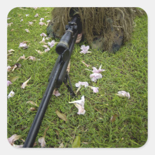 Soldat übt Scharfschützetaktiken Quadratischer Aufkleber