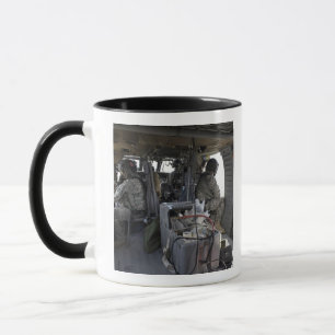 Soldaten beobachten Gefahren Tasse