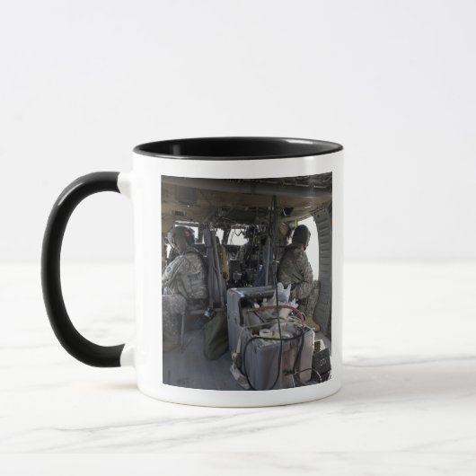 Soldaten beobachten Gefahren Tasse (Links)