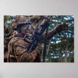 Soldaten beteiligen sich an einer Live-Feuerübung Poster