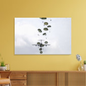 Soldaten der Armee springen aus einem C-17-Globema Leinwanddruck (Insitu (Wohnzimmer))