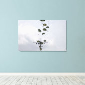 Soldaten der Armee springen aus einem C-17-Globema Leinwanddruck (Insitu (Holzboden))