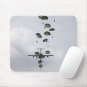 Soldaten der Armee springen aus einem C-17-Globema Mousepad (Mit Mouse)