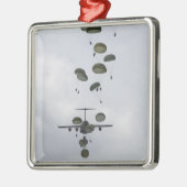 Soldaten der Armee springen aus einem C-17-Globema Ornament Aus Metall (Links)