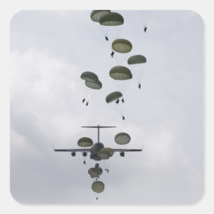 Soldaten der Armee springen aus einem C-17-Globema Quadratischer Aufkleber