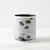 Soldaten der Armee springen aus einem C-17-Globema Zweifarbige Tasse (Mittel)