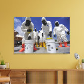 Soldaten des 457. Chemiebattalions Leinwanddruck (Insitu (Wohnzimmer))