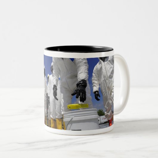 Soldaten des 457. Chemiebattalions Zweifarbige Tasse (VorderseiteRechts)