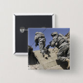 Soldaten, die die Treppe eines Gebäude hinauflaufe Button (Vorne & Hinten)