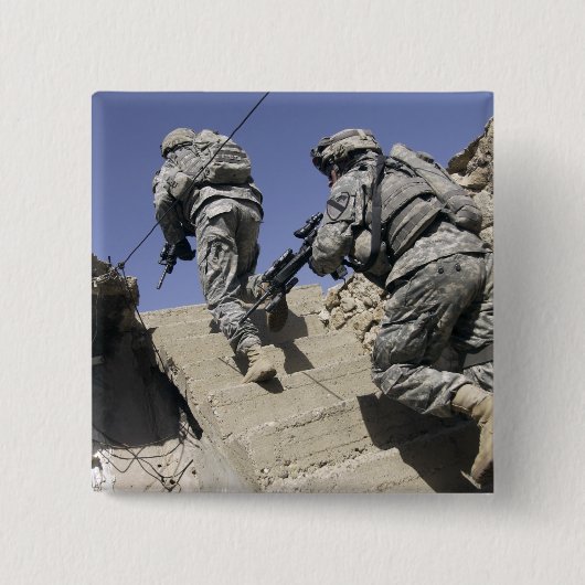 Soldaten, die die Treppe eines Gebäude hinauflaufe Button (Vorderseite)