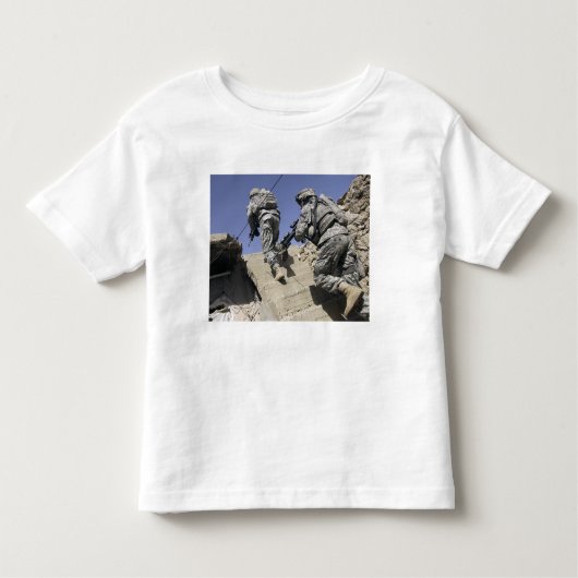 Soldaten, die die Treppe eines Gebäude hinauflaufe Kleinkind T-shirt (Vorderseite)