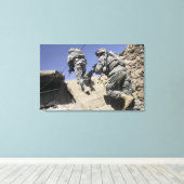 Soldaten, die die Treppe eines Gebäude hinauflaufe Leinwanddruck (Insitu (Holzboden))