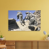 Soldaten, die die Treppe eines Gebäude hinauflaufe Leinwanddruck (Insitu (Wohnzimmer))