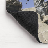 Soldaten, die die Treppe eines Gebäude hinauflaufe Mousepad (Ecke)