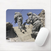 Soldaten, die die Treppe eines Gebäude hinauflaufe Mousepad (Mit Mouse)