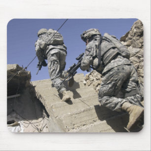 Soldaten, die die Treppe eines Gebäude hinauflaufe Mousepad