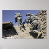 Soldaten, die die Treppe eines Gebäude hinauflaufe Poster (Vorne)