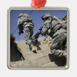 Soldaten, die die Treppe eines Gebäude hinauflaufe Silbernes Ornament