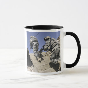 Soldaten, die die Treppe eines Gebäude hinauflaufe Tasse