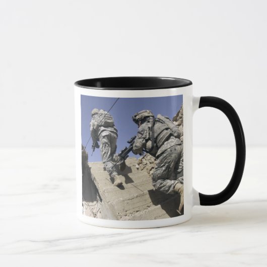 Soldaten, die die Treppe eines Gebäude hinauflaufe Tasse (Rechts)