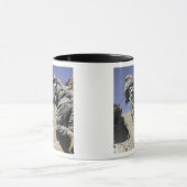 Soldaten, die die Treppe eines Gebäude hinauflaufe Tasse (Zentrum)