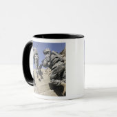 Soldaten, die die Treppe eines Gebäude hinauflaufe Tasse (Vorderseite Links)