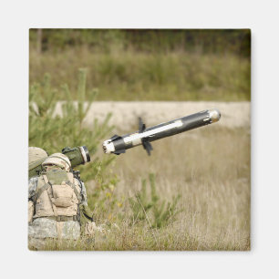 Soldaten, die eine FGM-148 Javelin feuern Magnet
