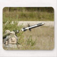 Soldaten, die eine FGM-148 Javelin feuern