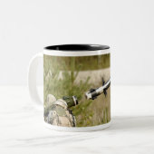 Soldaten, die eine FGM-148 Javelin feuern Zweifarbige Tasse (Vorderseite Links)