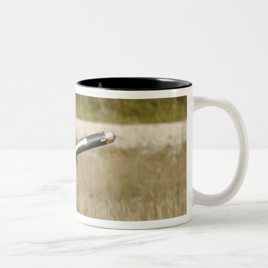 Soldaten, die eine FGM-148 Javelin feuern Zweifarbige Tasse (Rechts)