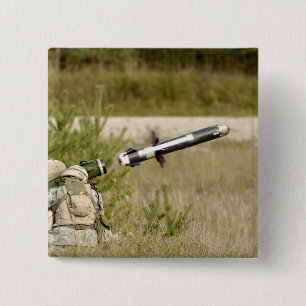 Soldaten, die einen Speer FGM-148 abfeuern Button