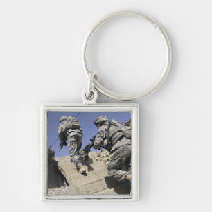 Soldaten, die oben Treppenhaus eines Gebäude Schlüsselanhänger