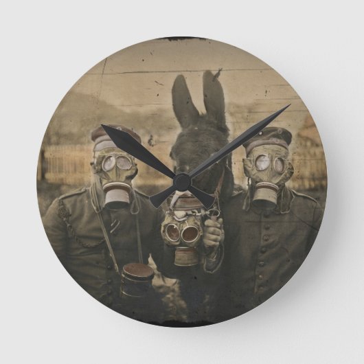 Soldaten, Donkey und Gasmasken Runde Wanduhr (Vorderseite)