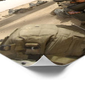 Soldaten entsorgen einen UH-60 Black Hawk Helikopt Poster (Ecke)