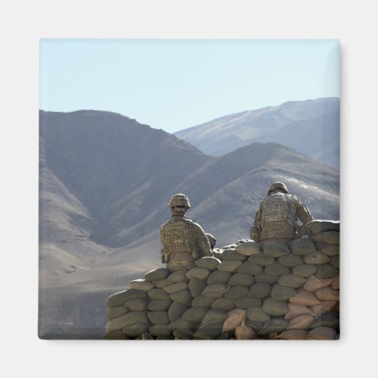 Soldaten führen Kommunikationsausrüstung ein Magnet (Vorne)