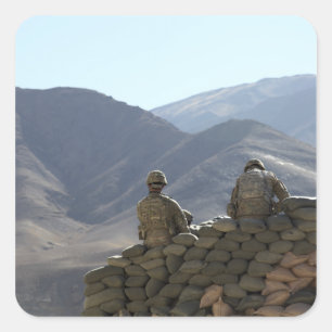 Soldaten führen Kommunikationsausrüstung ein Quadratischer Aufkleber