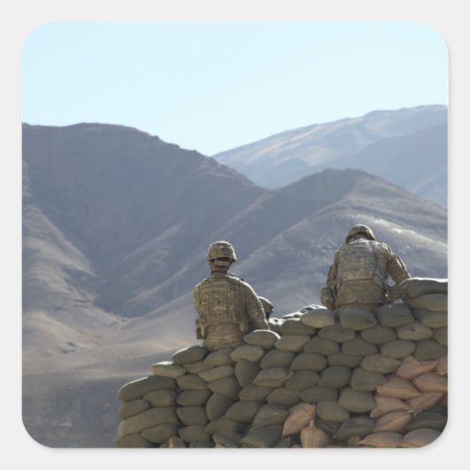 Soldaten führen Kommunikationsausrüstung ein Quadratischer Aufkleber (Vorderseite)